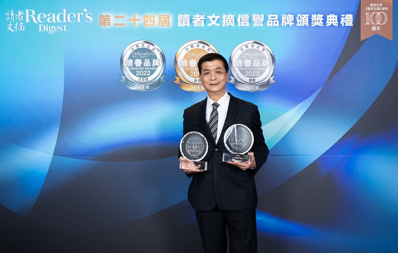 日立冷氣榮獲信譽品牌空調業界唯一雙白金獎肯定，總經理羅淮正出席頒獎典禮。